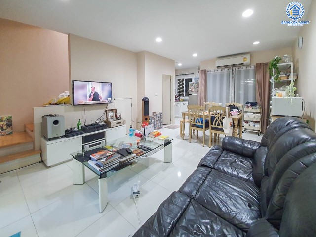 ******ทาวน์โฮมมือสอง ม.บ้านกลางเมือง พระราม9 บ้านสไตล์คนเมือง 3 ชั้น ภายในสวยมาก สภาพเทียบเท่ามือ1 มีบิ้วท์อินเค้าท์เตอร์ครัวให้แล้ว เนื้อที่ 18.5 ตร.ว. ห้องนอน 3 ห้องน้ำ 2 ที่จอดรถ แถมแอร์ 4 เครื่อง และเครื่องทำน้ำอุ่น 2 เครื่อง บนทำเลติดถนนใหญ่ ที่เชื่อมต่อถนน ถ.กาญจนาภิเษก วงแหวนกาญจนาภิเษก ใกล้ทางด่วนพระราม 9-มอเตอร์เวย์ และ แอร์พอร์ตลิ้งค์ สถานีหัวหมาก